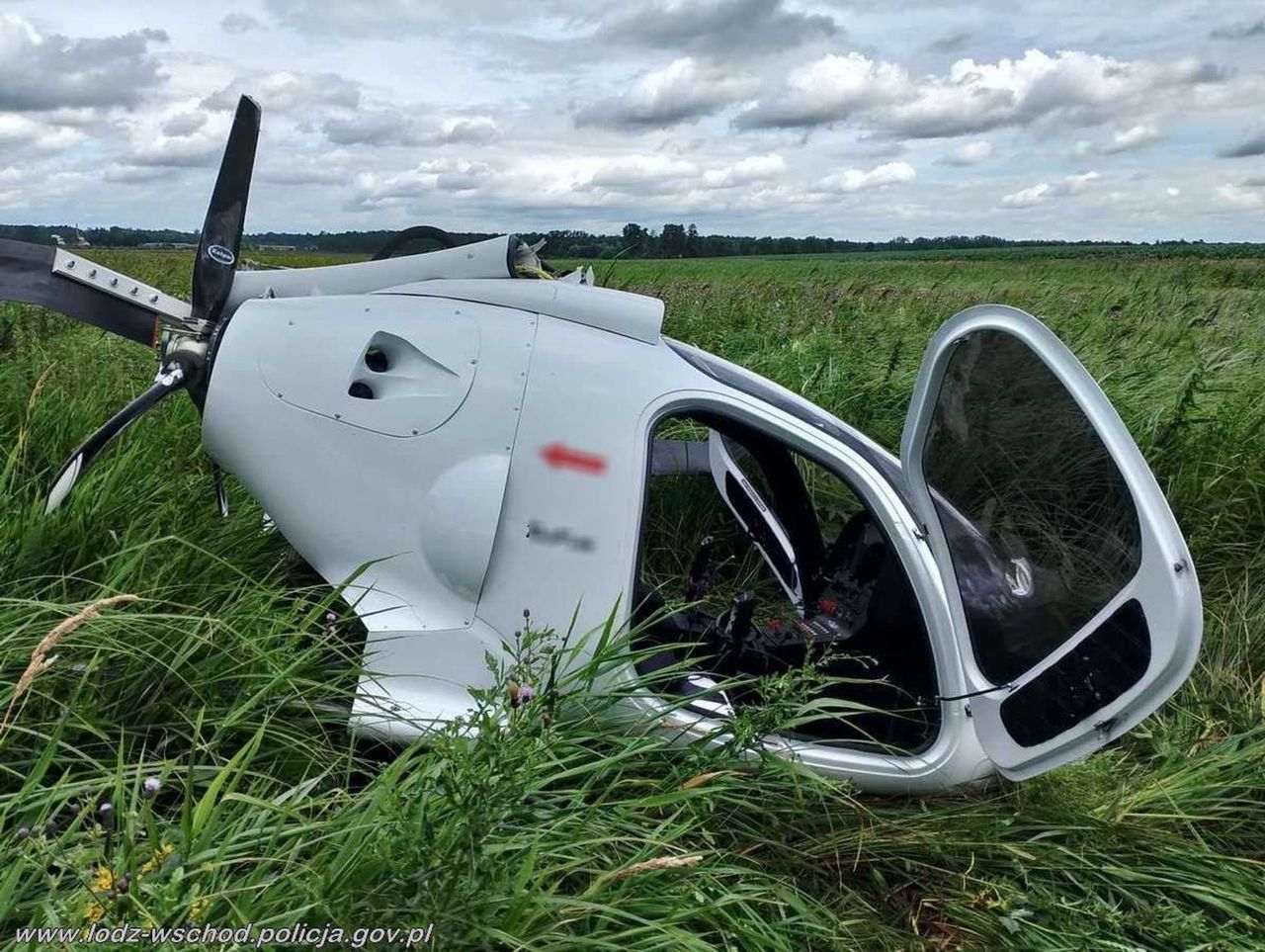 Żeromin: Wiatrakowiec runął na lotnisko zaraz po starcie. Pilot leciał z pasażerem