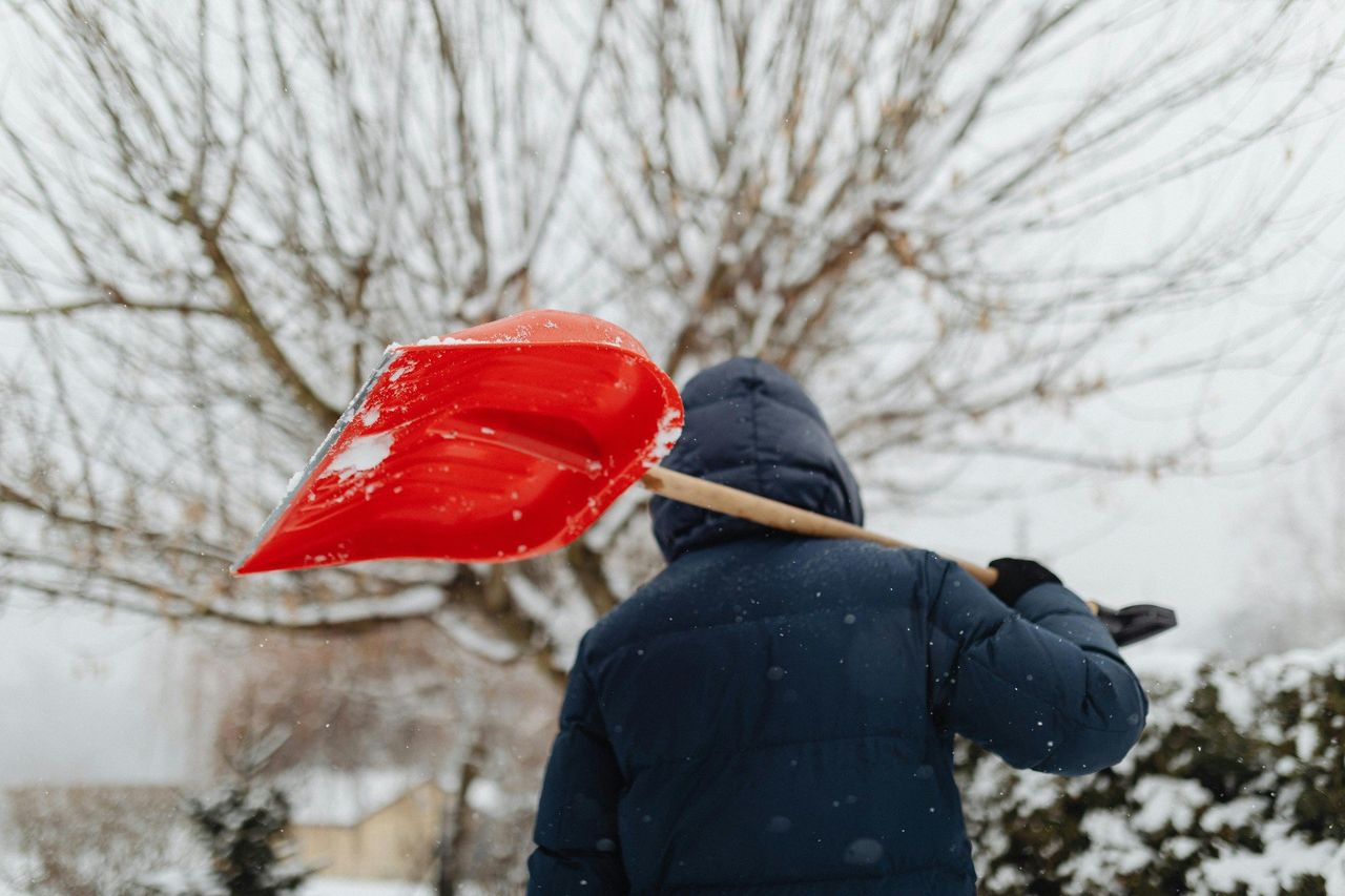 Toruń: 60 zł za godzinę za odśnieżanie. Chętnych wciąż brak