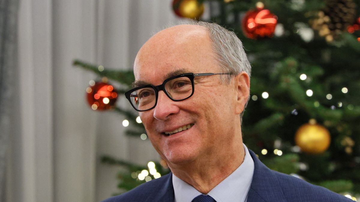 Warszawa, 08.12.2025. Marszałek Sejmu Włodzimierz Czarzasty odebrał od przedstawicieli Związku Harcerstwa Polskiego Betlejemskie Światło Pokoju, w siedzibie Sejmu w Warszawie, 8 bm. (sko) PAP/Paweł Supernak