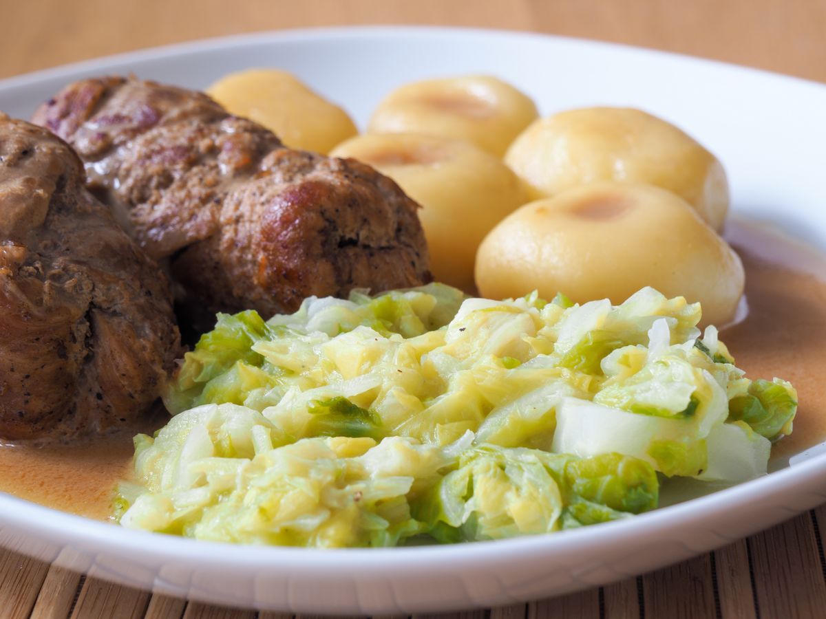 Najbardziej znanym daniem kuchni śląskiej jest rolada wołowa z kluskami śląskimi, sosem mięsnym i kapustą 