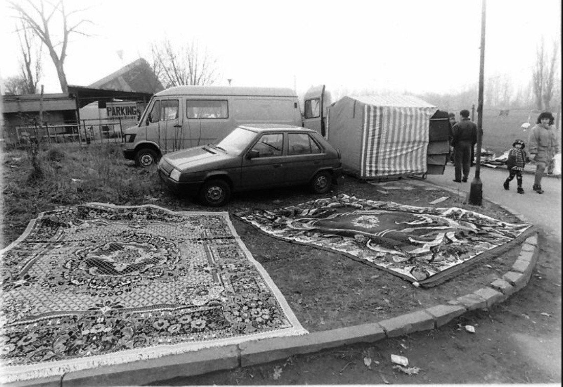 Bazar na stadionie ŁKSW czasach, kiedy znany biznesmen Antoni Ptak rozkręcał handlowy biznes w Tuszynie i Rzgowie, w Łodzi rozkwitał handel na stadionie. Większość stoisk była ustawiona wzdłuż hali od strony głównego wejścia, pozostałe - z elektroniką, kasetami dźwiękowymi i płytami były zlokalizowane naprzeciwko wejścia na dworzec Łódź - Kaliska. Tutaj też można było kupić tani alkohol i papierosy z przemytu.W 2009 roku bazar został zamknięty i przeniesiony na pobliskie osiedle.