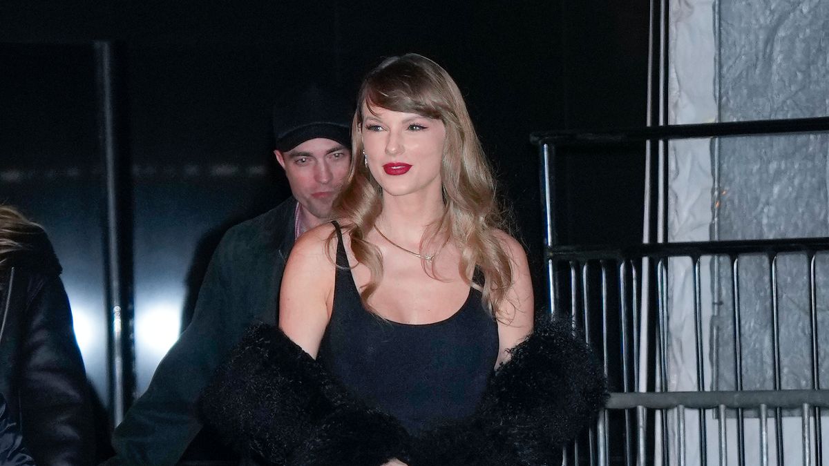 Celebrity Sightings In New York City - December 06, 2023
NEW YORK, NEW YORK - DECEMBER 06: Robert Pattinson and Taylor Swift depart a screening of 'Poor Things' at DGA theatre on December 06, 2023 in New York City. (Photo by Gotham/GC Images)
Gotham