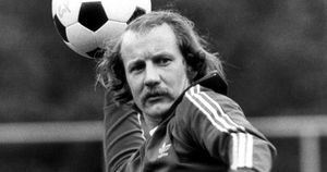 Fußballer Robert Gadocha
Der polnische Fußballspieler Robert Gadocha wirft den Ball beim Training seiner Mannschaft in Murrhardt am 24.06.1974 für die Fußball-Weltmeisterschaft. Foto: Lutz Rauschnick dpa | usage worldwide 
Dostawca: PAP/DPA
Lutz Rauschnick
orły Górskiego, People, piłka nożna, Robert Gadocha, soccer, SPO, Sport