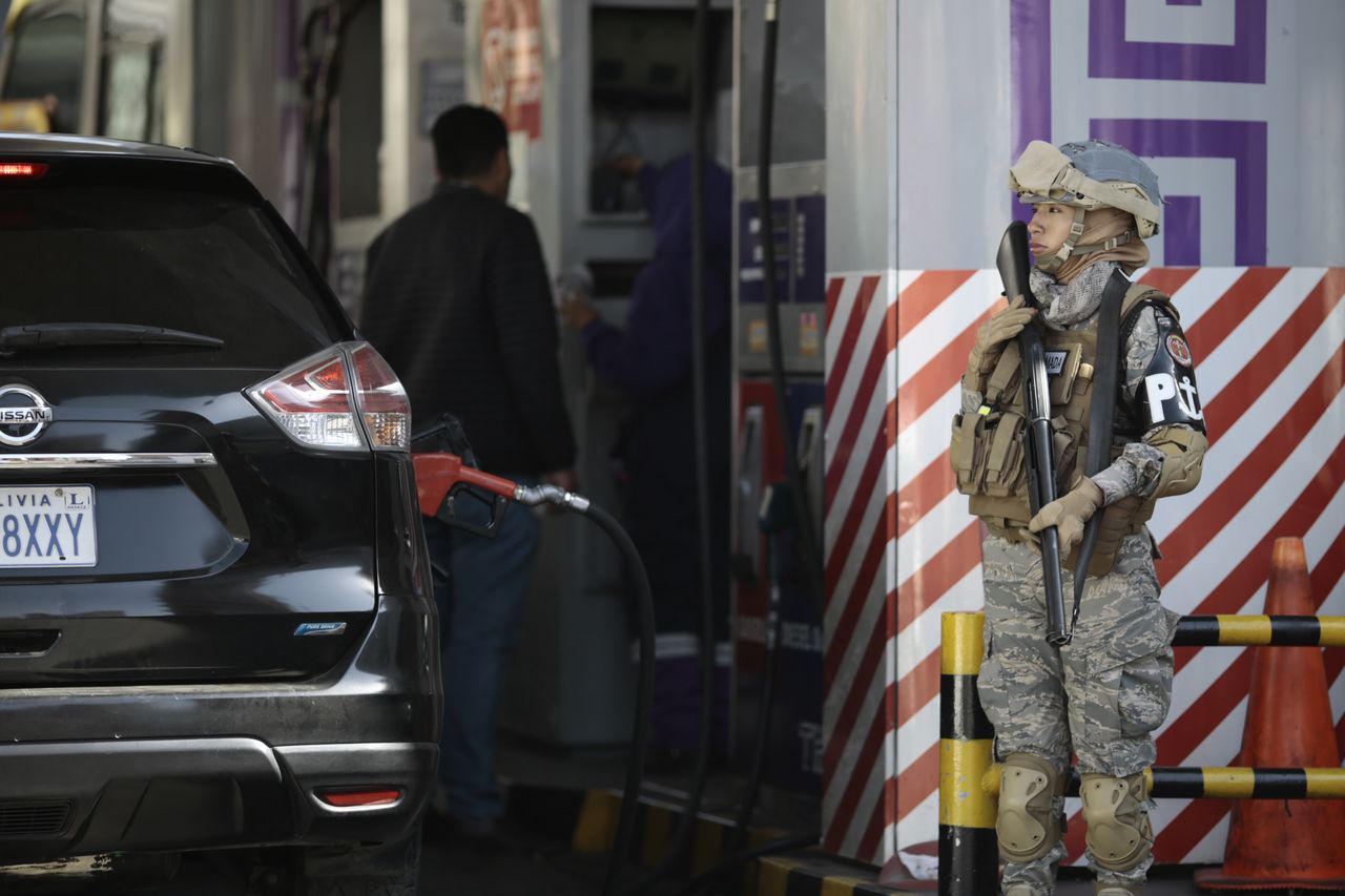 Military at petrol stations in Bolivia