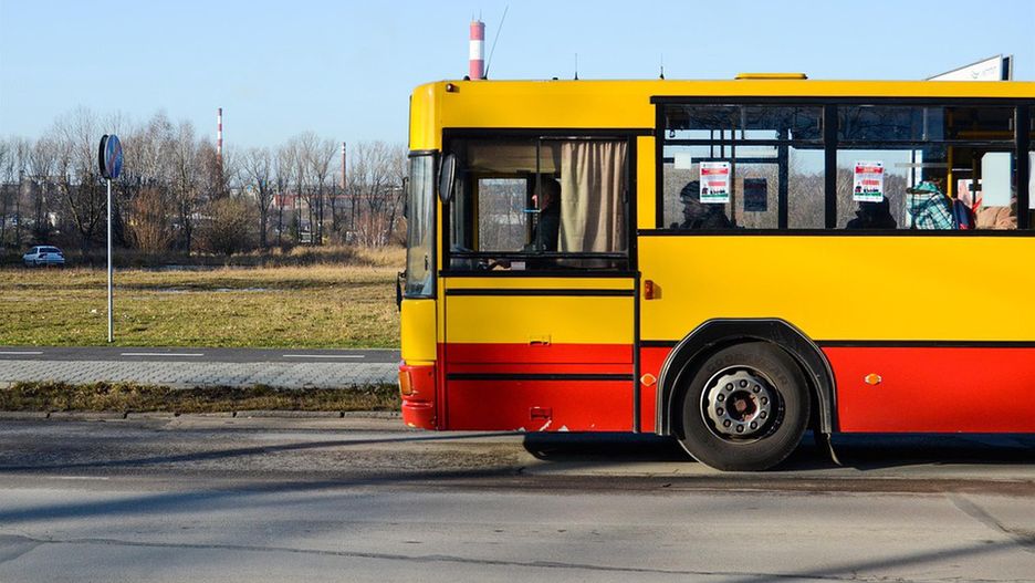 Warszawa. Awaria autobusu na skrzyżowaniu Górczewskiej i Płockiej na Woli. Eksplodował płyn chłodniczy, ludzie wpadli w panikę i staranowali jedną osobę. Poszkodowany trafił do szpitala