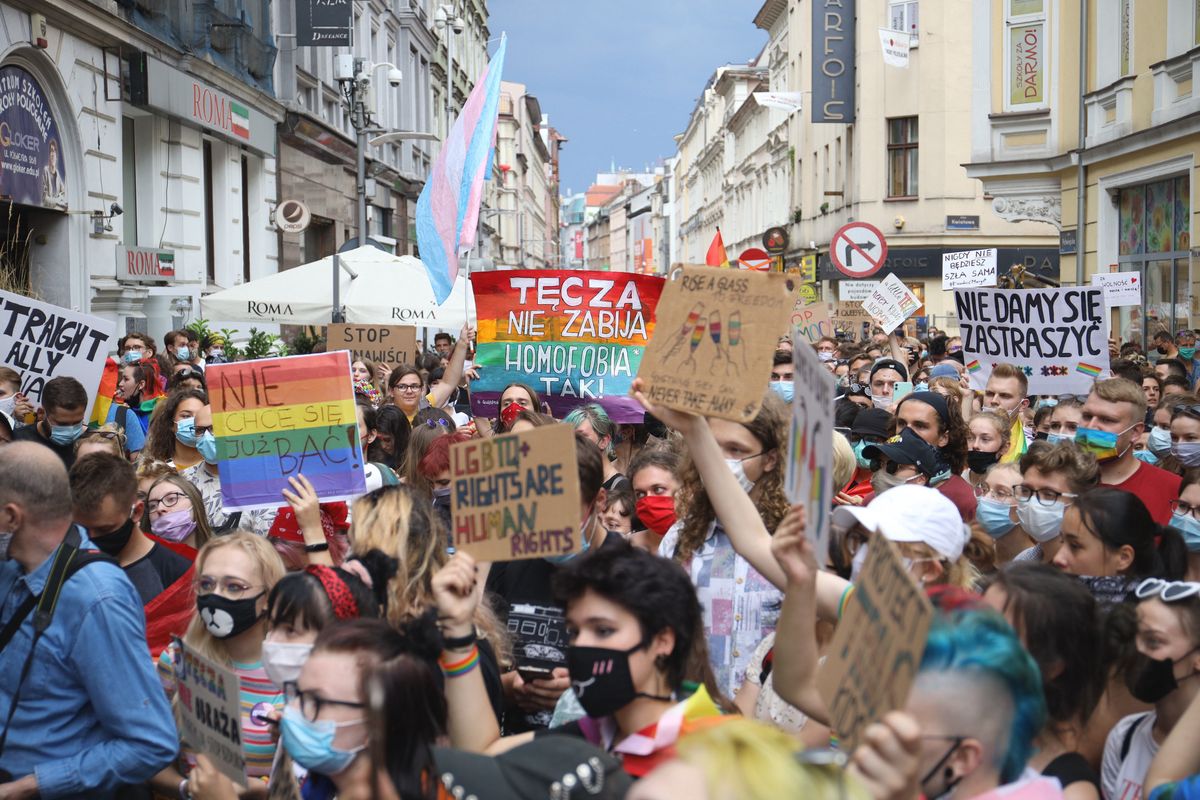 Zatrzymanie Margot. Demonstracje w wielu miastach. Pikieta przed aresztem, gdzie znajduje się aktywistka LGBT