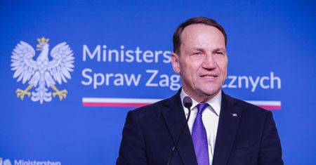 Sikorski chce zaproszenia Europy do rozmów z Rosją? "Ma prawo głosu"