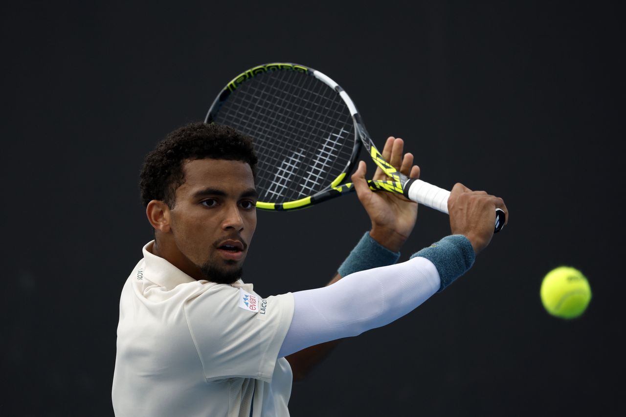 Arthur Fils of France in action against Tallon Griekspoor of the Netherlands during their Men's second round match at the Australian Open tennis tournament in Melbourne, Australia, 18 January 2024. EPA/MAST IRHAM Dostawca: PAP/EPA.