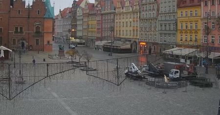 Wrocław. Rozpoczął się montaż iluminacji świątecznej. Będzie skromniej niż zwykle