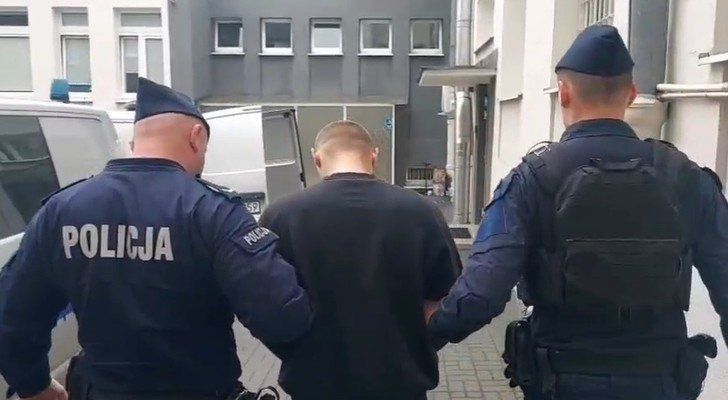 Mężczyzna poraniony nożem we własnym mieszkaniu. Napastnik się pomylił