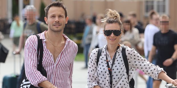 Mateusz Banasiuk i Magdalena Boczarska podjeżdżają na festiwal kinowy rowerami. Pokazali, że są "wyluzowani"? (ZDJĘCIA)