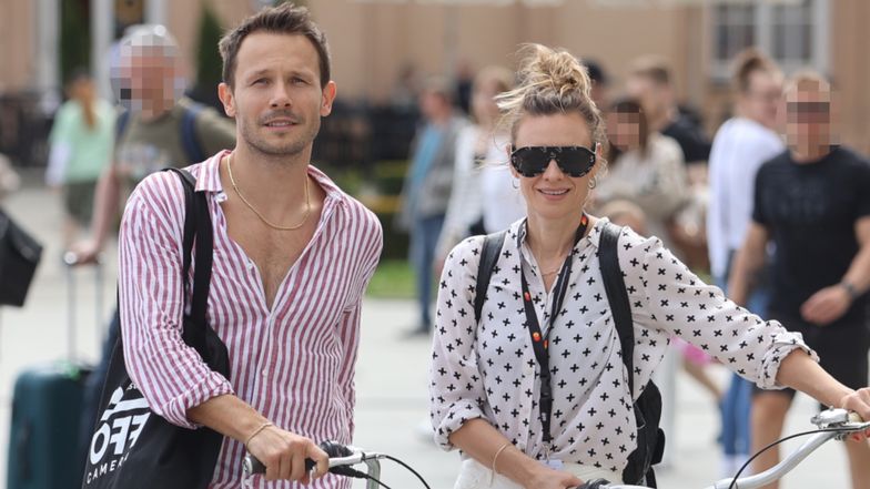 Mateusz Banasiuk i Magdalena Boczarska podjeżdżają na festiwal kinowy rowerami (ZDJĘCIA)
