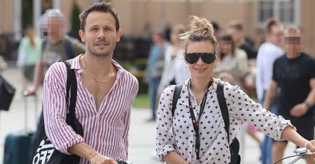 Mateusz Banasiuk i Magdalena Boczarska podjeżdżają na festiwal kinowy rowerami. Pokazali, że są "wyluzowani"? (ZDJĘCIA)