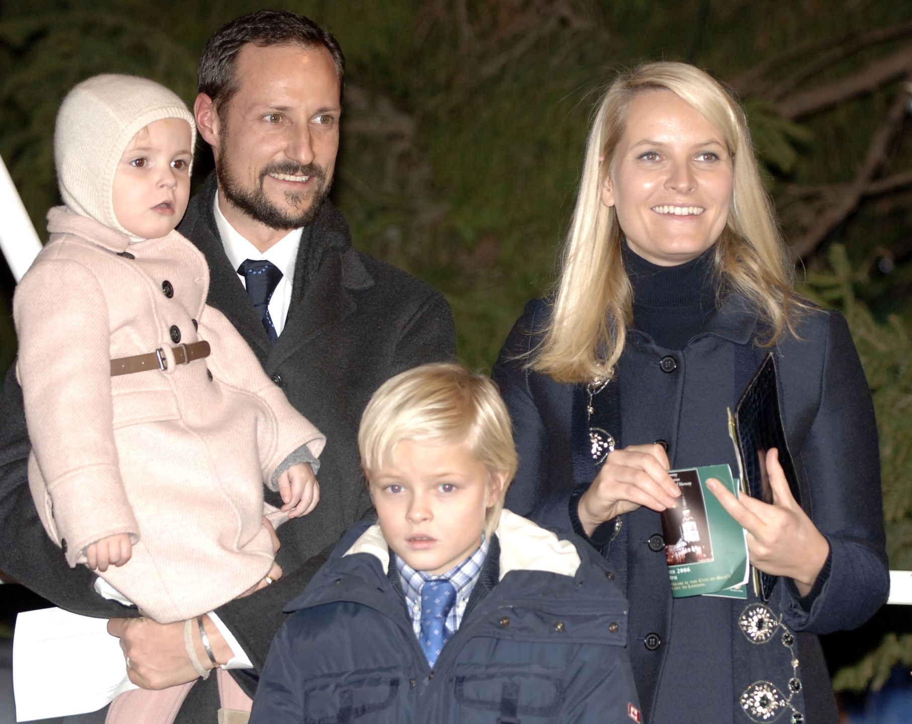 Król Haakon z żoną Mette-Marit i dziećmi