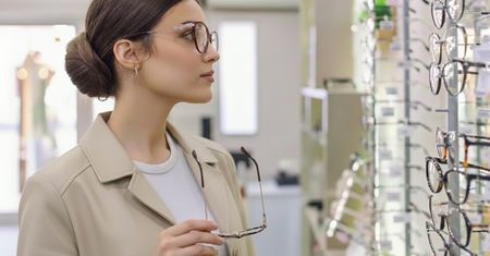 Trendy w modnych oprawkach damskich 2026: okulary jako element stylu i komfortu