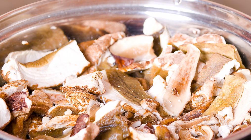 Do grzybów dodaję ocet