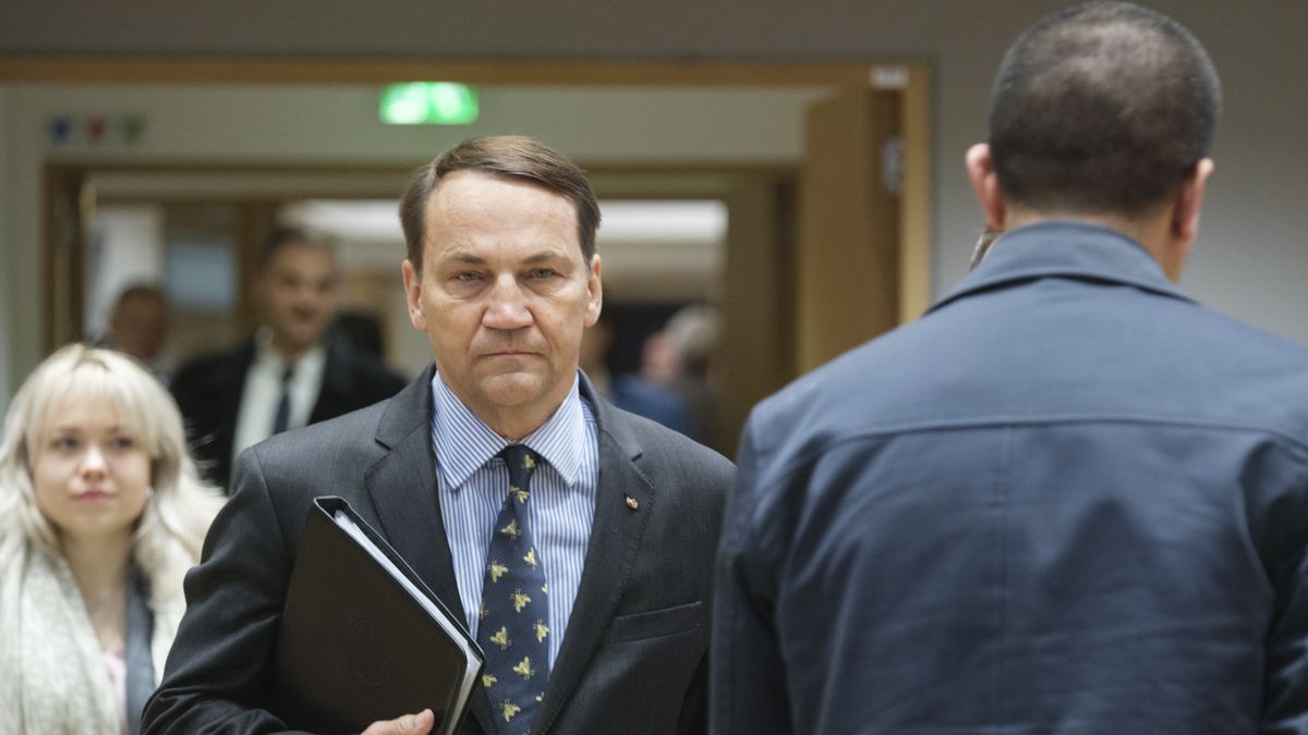 BRUSSELS, BELGIUM - NOVEMBER 20: Polish Minister of Foreign Affairs Radoslaw Sikorski arrives for an EU foreign affairs Ministers meeting in the Europa, the EU Council headquarter on November 20, 2025 in Brussels, Belgium. Today, the Council will have an internal discussion on the latest developments in the Russian war of aggression against Ukraine. The Council will also discuss the situation in the Middle East. In the afternoon session, EU Foreign Affairs Ministers will exchange views on the developments in the Sahel region and on the situation in Sudan. Lastly, 'under any other business' the Council will be informed on the 10th Union of the Mediterranean Regional Forum, hybrid attacks by Belarus, the fight against organised crime, and chips and export controls. (Photo by Thierry Monasse/Getty Images)