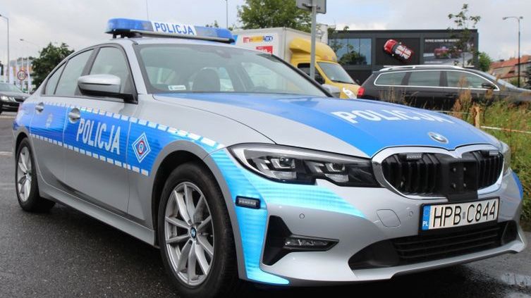 Wrocław. Zranił się piłą spalinową. Policjanci eskortowali go do szpitala