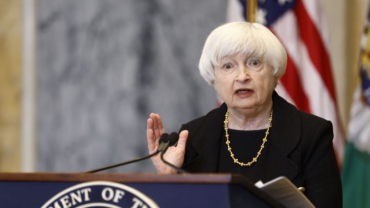 Na zdjęciu Janet Yellen na mównicy na tle flagi amerykańskiej