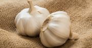 Częsty błąd przy przechowywaniu czosnku. Przez niego traci swoje cenne właściwości