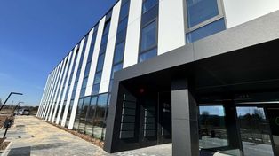 Jeszcze niedawno była tu łąka. Dziś stoi najnowocześniejszy biurowiec w Toruniu