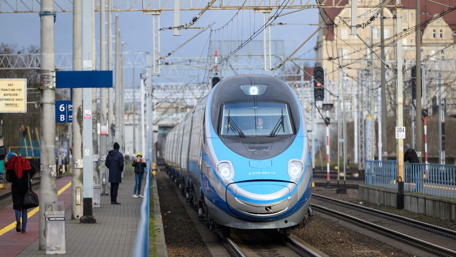 Poznań, 15.12.2024. Pociąg wysokich prędkości Pendolino PKP Intercity EIP 8102 na stacji Poznań Główny, 15 bm. Od 15 bm. wchodzi w życie nowy, roczny rozkład jazdy na kolei. Skróci się czas przejazdu na wielu popularnych trasach, m.in. ze Szczecina przez Poznań do Warszawy pojadą pociągi Pendolino. (mr) PAP/Jakub Kaczmarczyk ***Do tego materiału zdjęciowego dostępna jest również depesza w systemie CSI, pt.: Od niedzieli nowy rozkład jazdy kolei, PKP Intercity zapowiada więcej połączeń i krótsze przejazdy***