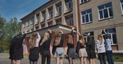 Zakończenie roku szkolnego w Krakowie. Uczniowie cieszą się wakacjami
