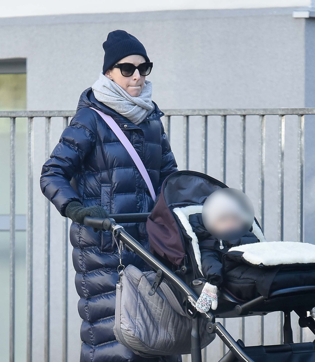 Agnieszka Więdłocha i Antoni Pawlicki spacerują z córeczką 