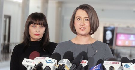 Sprzeciw posłanek. Konsekwencje mogą być bolesne. "Bliżej im do ziobrystów niż do PiS"