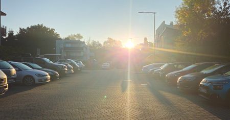 Chłodny, ale słoneczny poniedziałek w regionie. IMGW ostrzega przed marznącymi mgłami