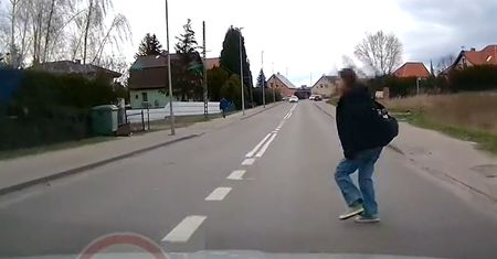 Weszła prosto pod samochód. "Pokażcie to swoim dzieciom"