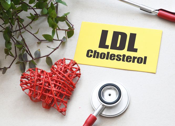 Simwastatyna to lek stosowany w celu obniżenia stężenia złego cholesterolu LDL oraz trójglicerydów we krwi.