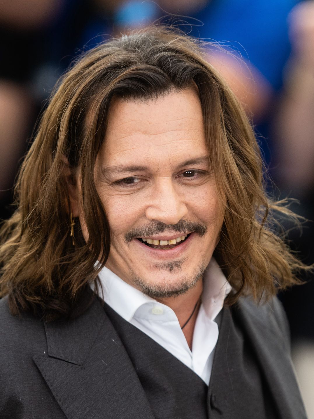 Johnny Depp prezentuje uśmiech na festiwalu w Cannes 