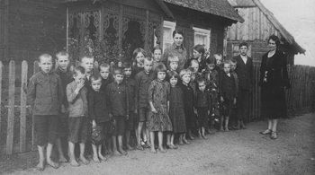 Bose dzieci na polskiej wsi. Historia, która porusza