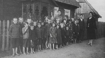 Bose dzieci na polskiej wsi. Historia, która porusza