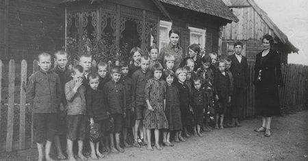 Bose dzieci na polskiej wsi. Historia, która porusza