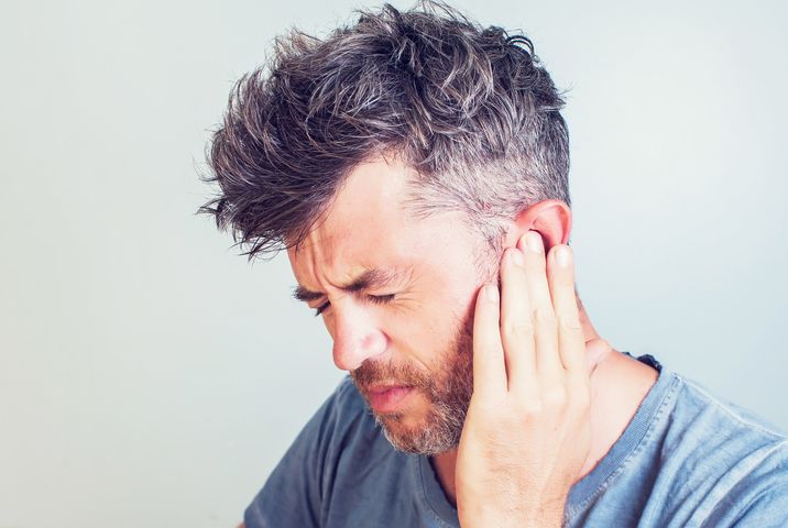 Uraz akustyczny ucha to uszkodzenie słuchu spowodowane dużym hałasem.