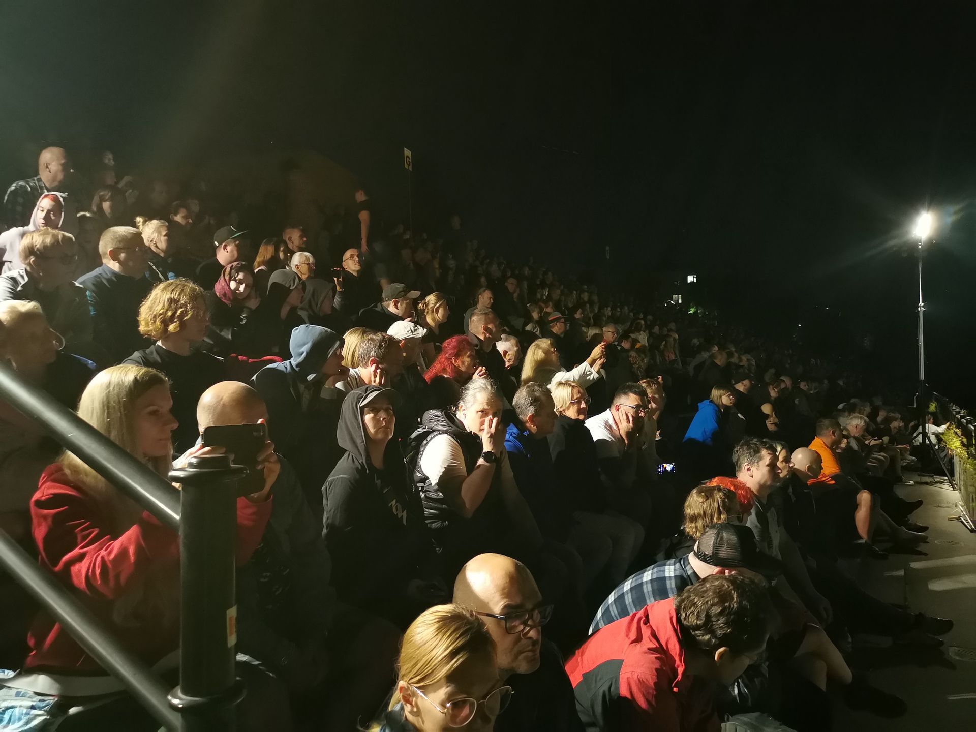 Mimo późnej nocy inscenizacji przyglądają się tysiące ludzi