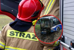 Autobus wpadł do rowu. Przyjechało 5 wozów strażackich