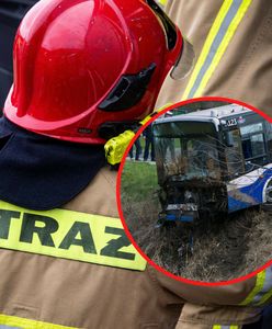 Autobus wpadł do rowu. Przyjechało 5 wozów strażackich
