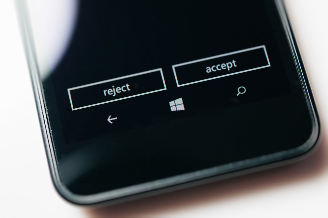 Czy to Surface Phone? Zdjęcie szefa działu sprzętu Microsoftu podsyciło spekulacje