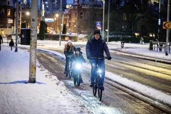 Zima w Holandii. Zasypane drogi, wstrzymane pociągi i setki lotów