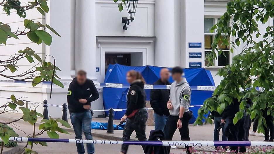 Warszawa, 07.05.2025. Działania służb na terenie Kampusu Głównego Uw w Warszawie, 7 bm. Przed godziną 19 doszło do napaści z użyciem siekiery na pracownicę uczelni. Zaatakowana kobieta nie żyje, druga osoba została ranna. Policja zatrzymała napastnika. (amb) PAP/PAP