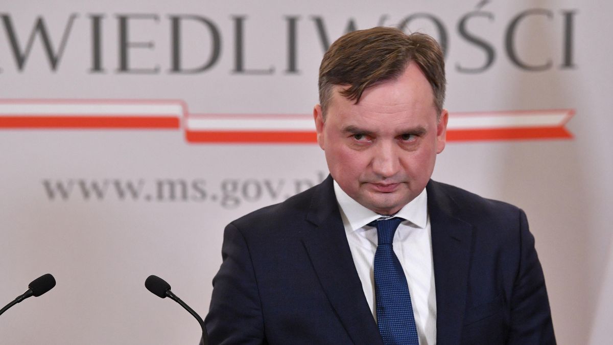 Zbigniew ZiobroRadek Pietruszkakomisji europejskiej, konferencja prasowa, minister, polityk, polityka, prokurator generalny, resort, stanowisko, wniosek do TK