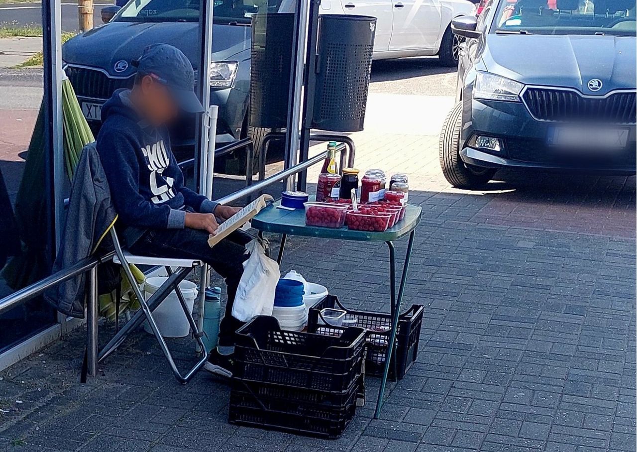 Chłopiec codziennie przy pracy czyta książki