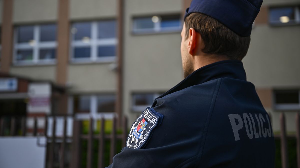 Mińsk Mazowiecki, 09.10.2026. Funkcjonariusz policji przed zamkniętą szkołą w Mińsku Mazowieckim, 9 bm. W sześciu szkołach ponadpodstawowych prowadzonych przez powiat miński nie odbywają się zajęcia edukacyjne. Decyzją władz MSWiA od piątku 9 października policjanci rozpoczynają kontrolę terenów wokół szkół, a za zgodą dyrektorów będą także wchodzili do placówek. Powodem działań była konieczność zweryfikowania pojawiających się informacji dotyczących zagrożenia bezpieczeństwa uczniów. Ma to związek z ostatnimi atakami w placówkach w Leszczydole-Nowinach i Ostrołęce. (amb) PAP/Przemysław Piątkowski
