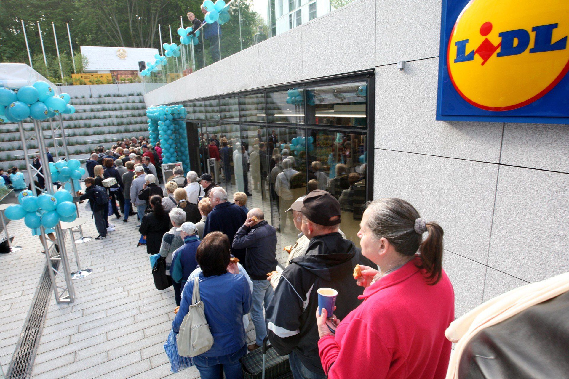 Lidl Polska gwarantuje swojej załodze szeroki pakiet benefitów pozapłacowych, takich jak:prywatna opieka medyczna,ubezpieczenie grupowe i turystyczne,karty MultiSport oraz Medicover Sport,szkolenia,wyprawki „dla maluszka” oraz pierwszoklasisty,bezpłatny program wsparcia psychologa, prawnika i doradcy finansowego.Firma organizuje również imprezy sportowe dla pracowników. Wprowadzono także dodatkowy benefit, czyli roczne ubezpieczenia NNW dla dzieci i wnuków pracowników, obejmujące nieszczęśliwe wypadki do 25. roku życia. Dzięki temu zabezpieczeniu, w razie nieszczęśliwego wypadku, koszty leczenia, rehabilitacji oraz inne wydatki medyczne nie stanowią już takiego obciążenia finansowego dla rodzin pracowników.