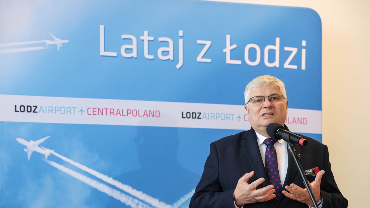 Łódź, 12.05.2026. Wiceminister infrastruktury, pełnomocnik rządu do spraw budowy Centralnego Portu Komunikacyjnego Maciej Lasek podczas konferencji na temat podpisania listu intencyjnego pomiędzy spółką Centralny Port Komunikacyjny a Portem Lotniczym w Łodzi, 12 bm. Umowa dotyczy m.in. współpracy przy zapewnieniu ciągłości działania transportu lotniczego oraz szkoleniu kadry. (sko) PAP/Marian Zubrzycki
