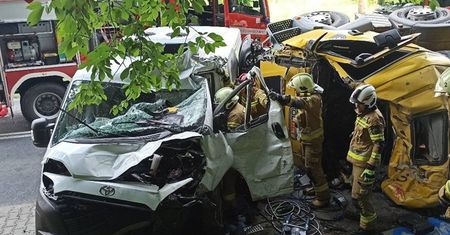 Betoniarka przygniotła ludzi. Doświadczeni strażacy nie wytrzymali