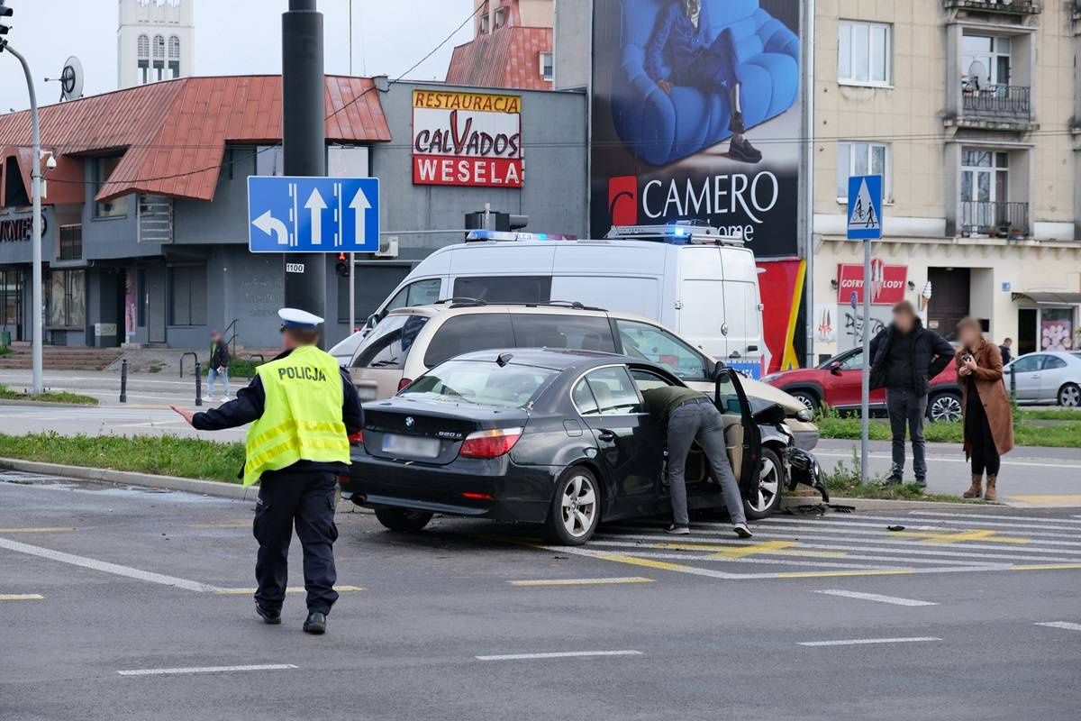 BMW uderzyło w bok chryslera na rondzie przy Gali
